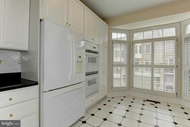 Building Photo - 2217 N Oak Ct