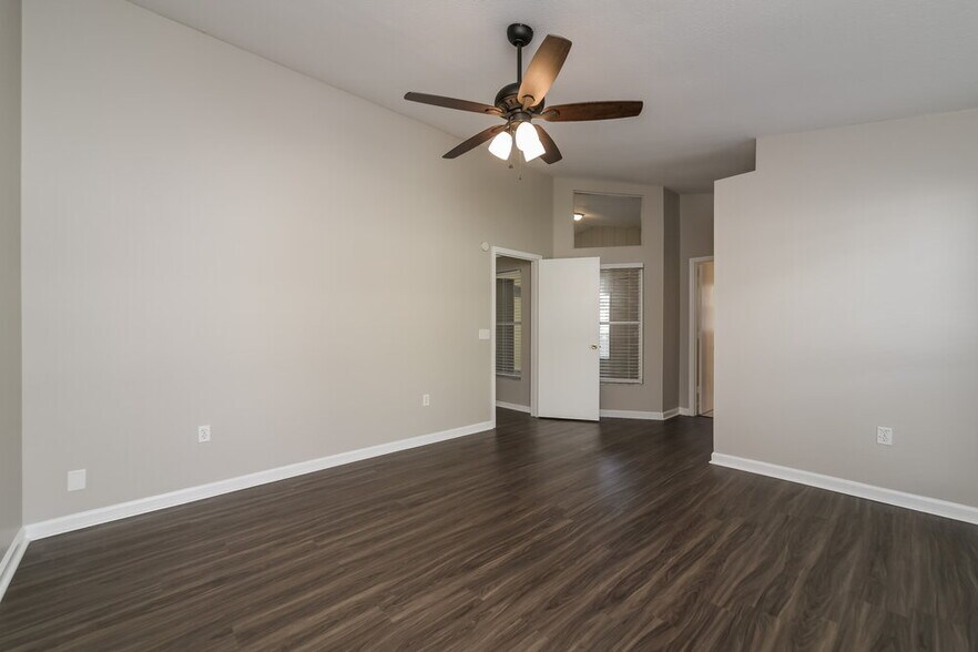 Building Photo - 224 Kingshill Ct SE