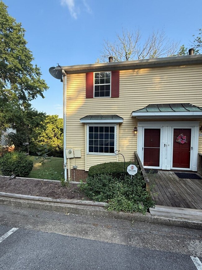 Primary Photo - 3-Level End-Unit Townhome Near I-24 & Tang...
