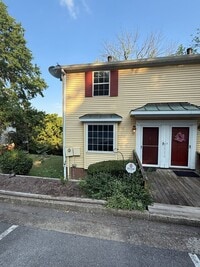Building Photo - 3-Level End-Unit Townhome Near I-24 & Tang...