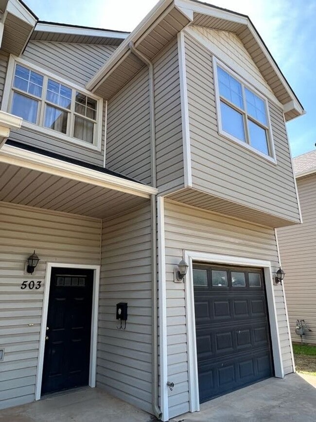 Building Photo - (3) Bed/(2.5) Bath Townhouse in Core Norma...