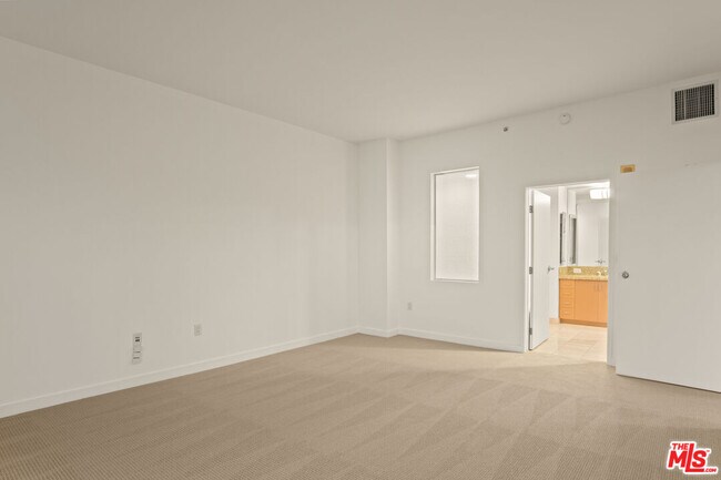 Building Photo - 13700 Marina Pointe Dr