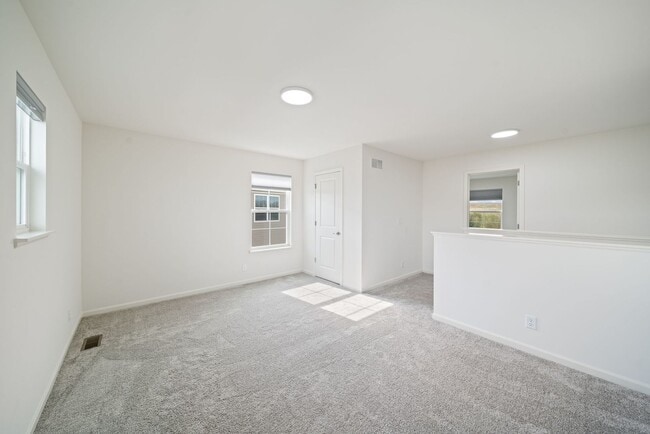 Building Photo - 356 S Pointe Ave