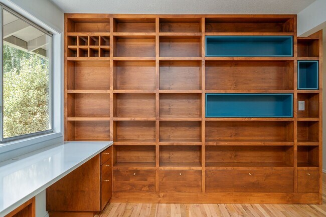 Building Photo - Charming Mid-Century Home in Lake Oswego S...