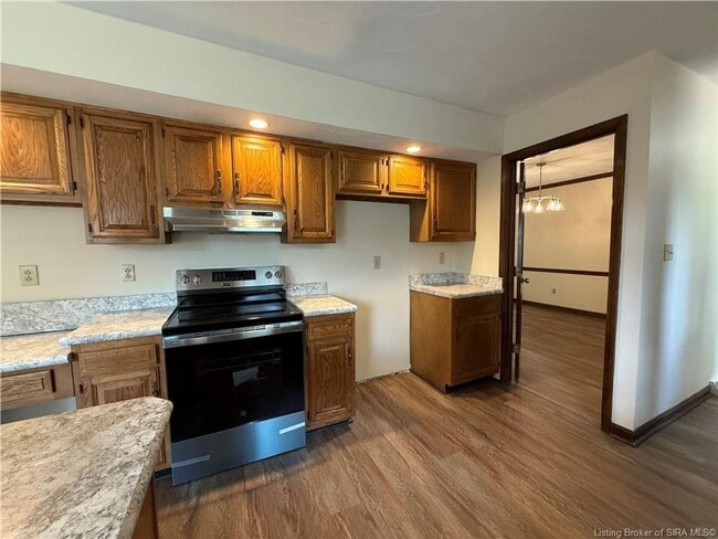 Building Photo - Golf course views in Floyds Knobs!
