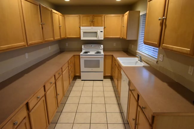 Building Photo - 13420 Des Moines Memorial Dr S