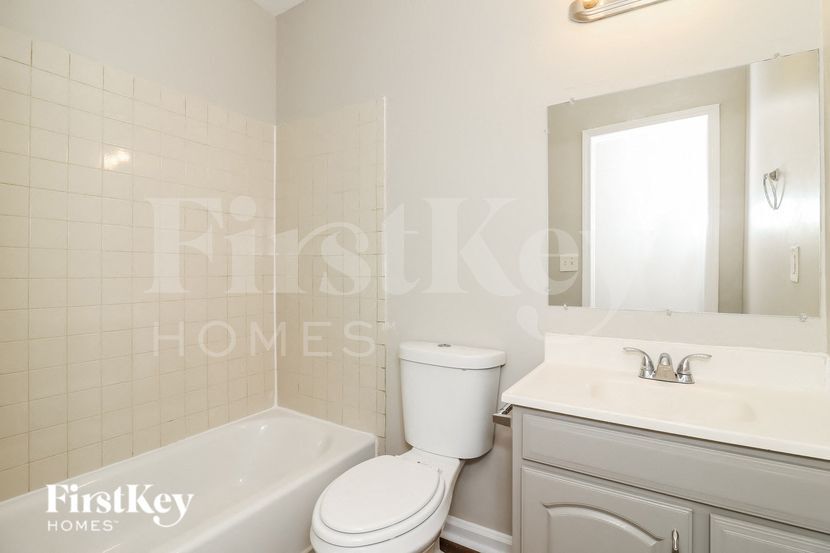 Building Photo - 1216 Woodleigh Rd SW