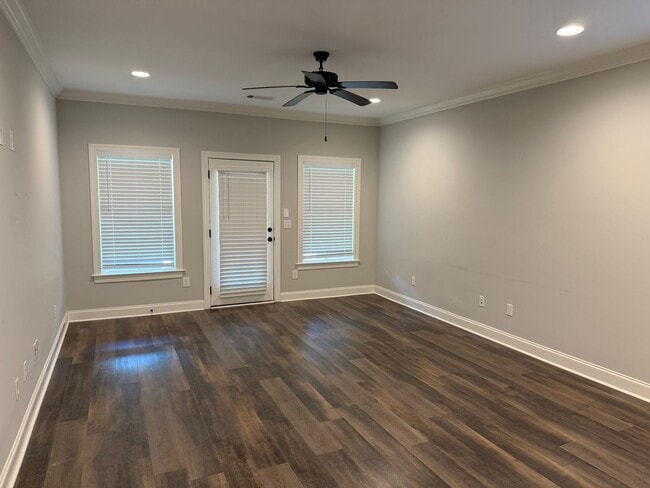 Building Photo - End Unit 3 Bedroom Townhome in Auburn