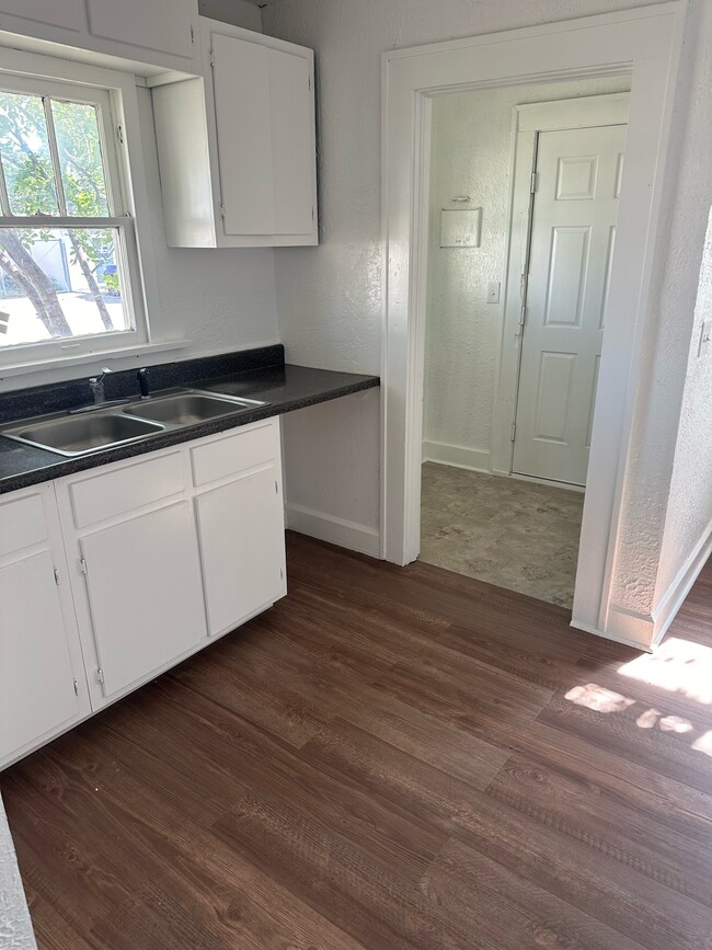 Building Photo - 825 S Maryland St