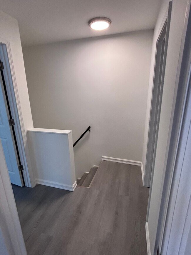 Building Photo - Newly Renovated 2 Bed 1.5 Bath