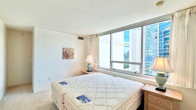 Building Photo - 2 BED/2 BATH FURNISHED UNIT AT HIGHLY DESI...