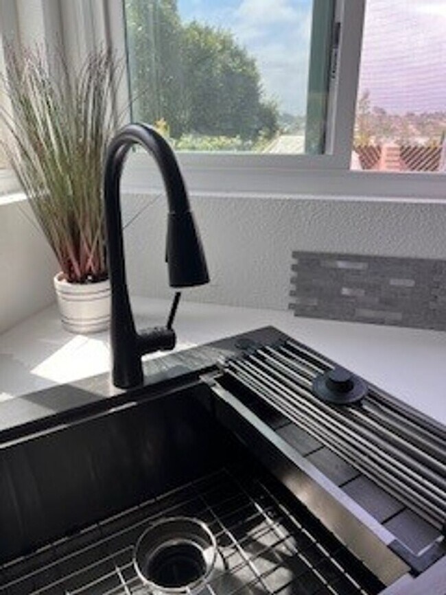 Building Photo - Remodeled in 2025 Home in Peacock Hills 55+