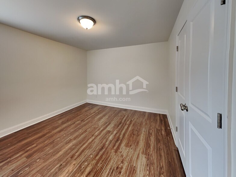 Building Photo - 574 Pointe Dr