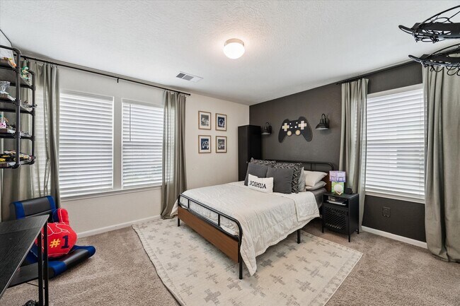 Building Photo - 25227 Sierra Mnr Ct