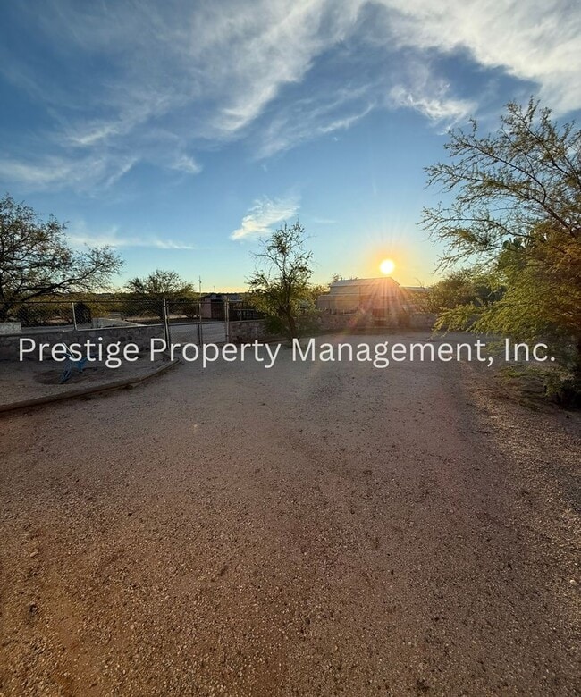 Building Photo - 3BD 2BA Waiting for You to Call Home!!