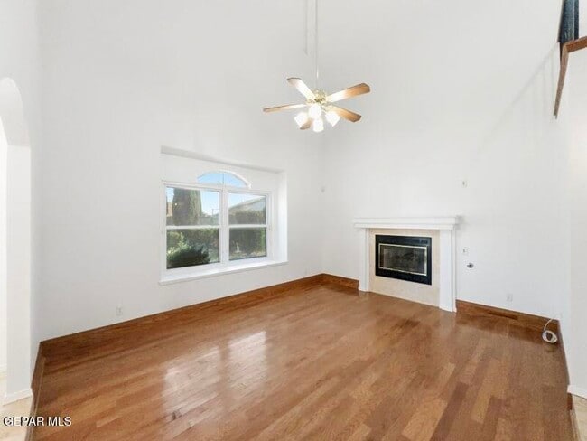 Building Photo - 10916 Loma De Luz Pl