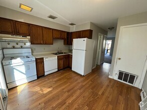 Building Photo - Spacious 2-Bedroom w/ Bonus Room, Private ...