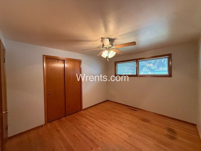 Building Photo - Now Available: Spacious 4-Bed, 2-Bath Home in Town & Country