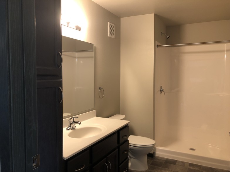 Building Photo - 913 Main Ave