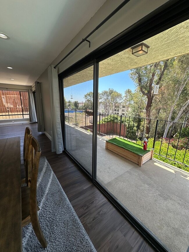 Building Photo - Huge 2 Bedroom 2 Bath Available For Immedi...