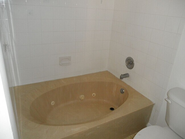 Building Photo - Somerset