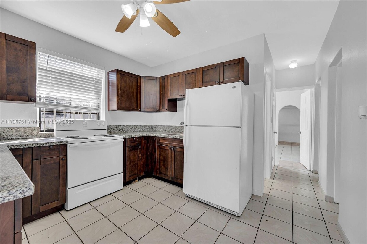 Building Photo - 319 NE 171st Ter