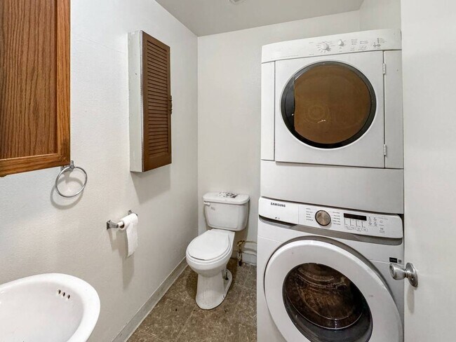 Building Photo - 2 Bedroom Condo For Rent