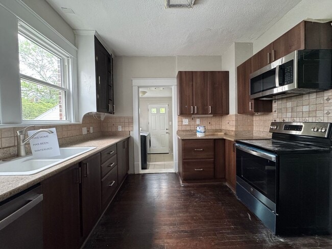 Building Photo - Welcome to this charming home in Portsmout...