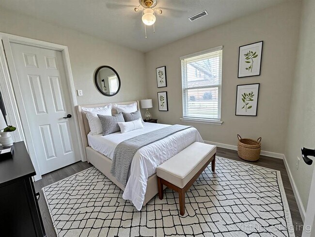 Building Photo - 2006 Ash St