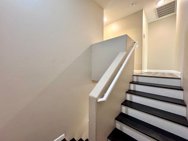 Building Photo - Beautiful and Spacious 3 Bedroom 2.5 Bath ...