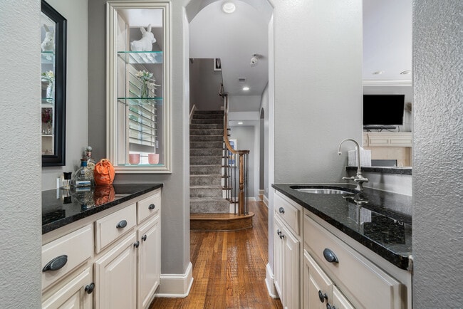 butler pantry/wetbar area - 4003 Wycliff Ave