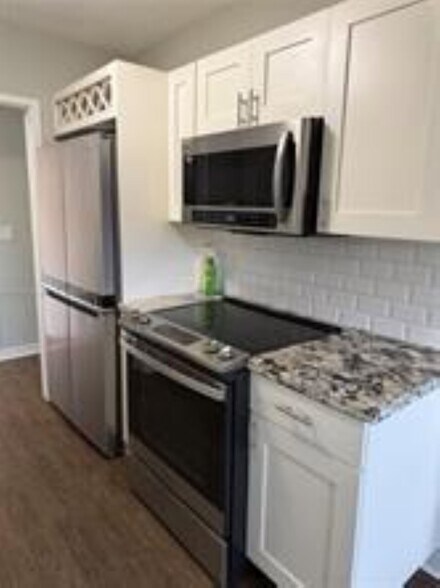 Building Photo - 2591 NE 55th Ct