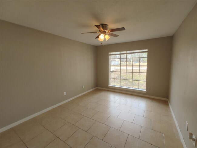 Building Photo - 633 Mosswood Dr