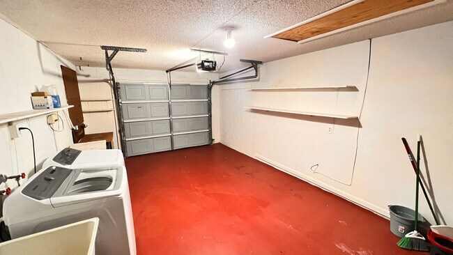 Building Photo - Charming 2-Bedroom Home with Solar Panels ...
