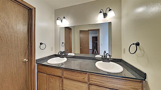 Building Photo - 604 Bluegrass Ln