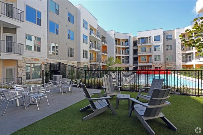 Building Photo - 1702 E 4th St