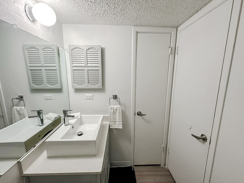 Building Photo - 1071 Clayton Ln