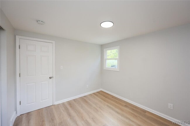Building Photo - 862 Falcon Dr
