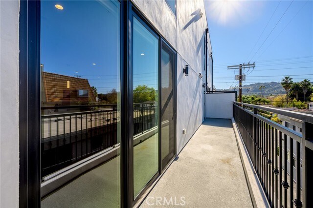 Building Photo - 10657 Moorpark St