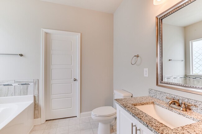 Building Photo - 140 Pebble Ln