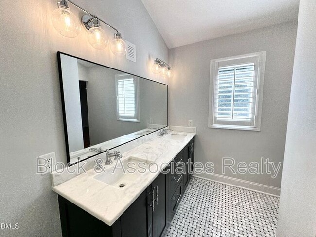 Building Photo - 4512 Drexel Dr