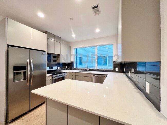 Building Photo - Beautiful 4-Story 2/2.5/2 in GREAT LOCATIO...