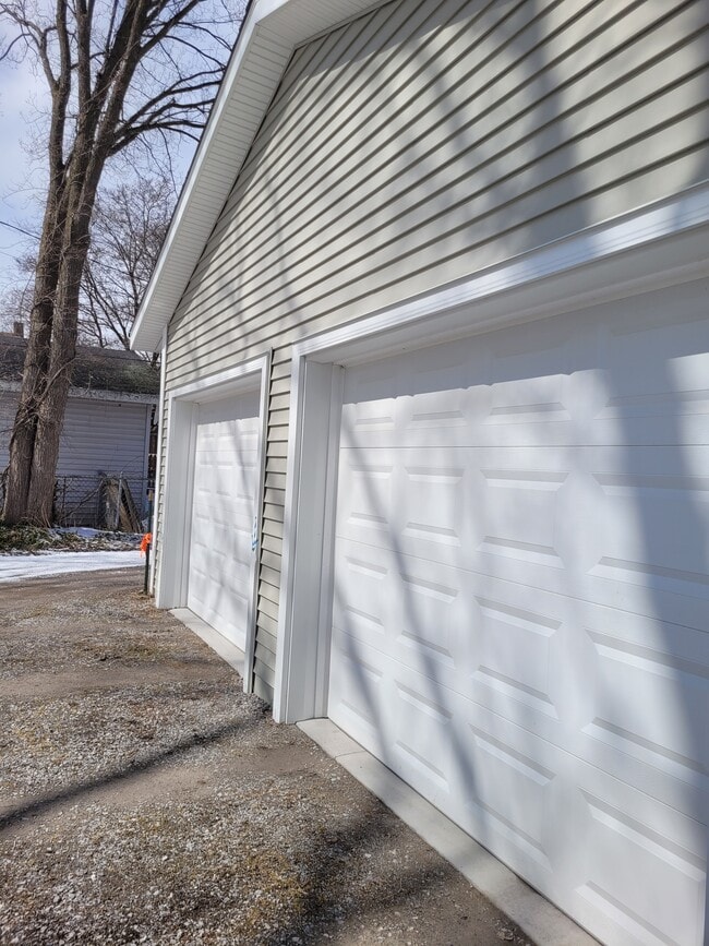 One car garage parking/rental - 328 W Washington Ave