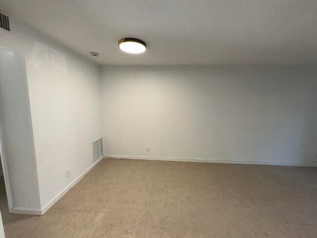 Building Photo - 110 N Lakeside Dr