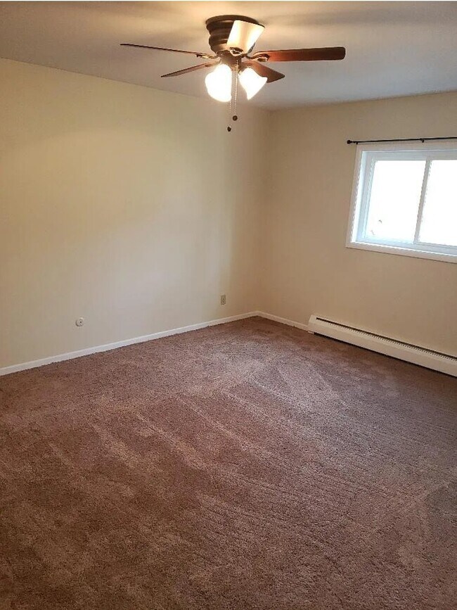 Building Photo - 320 Meadow Dr