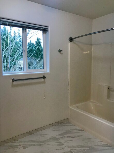 Master bathroom with view to green space - 1552 SE Ripplewood Ave