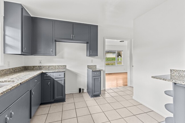 Building Photo - Beautifully Renovated 3 Bedroom 2 Bath Hom...