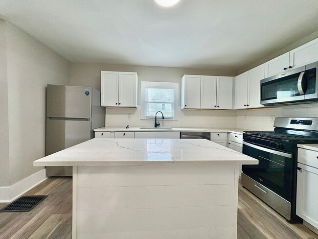 Building Photo - 822 W 4th St