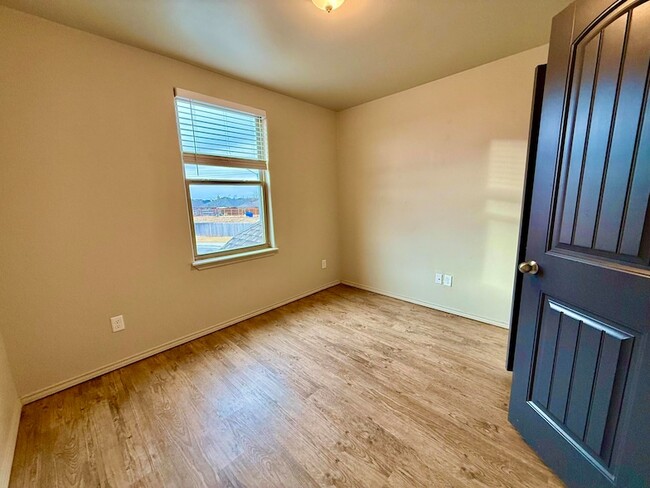 Building Photo - 909 Manchester Ct