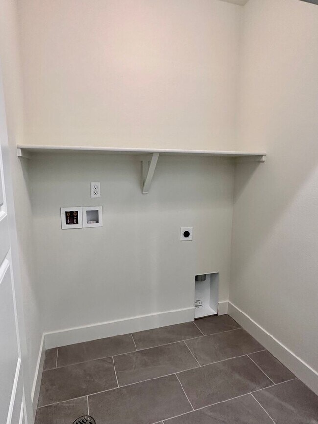 Building Photo - Luxury 3 Bedroom Townhome in the Heart of ...